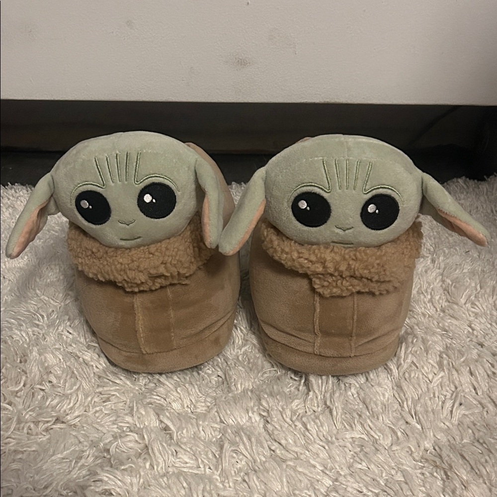 American Eagle Outfitters Cute Baby Yoda Plush Slippers